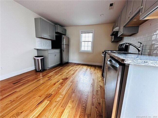 Foto del edificio - 31 Brainerd Rd