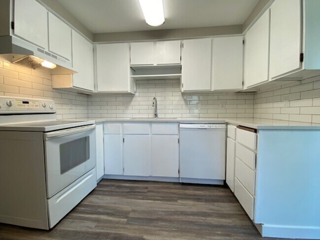 Foto del edificio - 730 E Bridgeport Ave