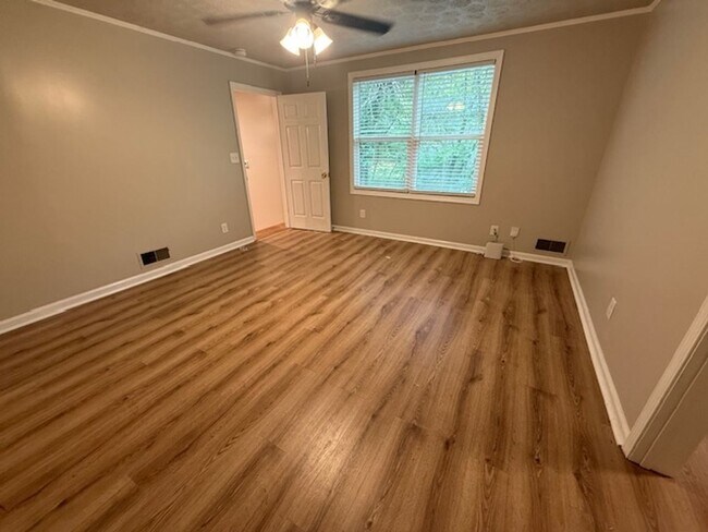 Foto del edificio - CHARMING COTTAGE IN NORMALTOWN AVAILABLE NOW!