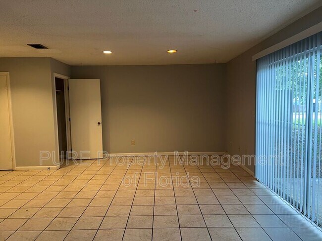 Building Photo - 629 NE 28th Ave