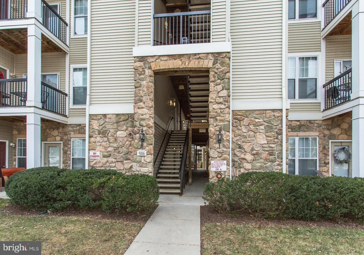 5106 Travis Edward Way Unit I, Centreville, VA 20120 Room for Rent in