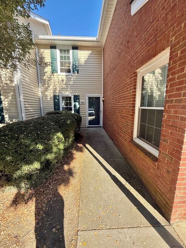 Foto principal - South Charlotte 2 Bedroom Garden Unit, Immediate move in!