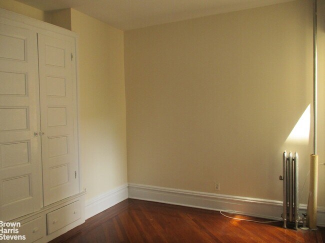 Building Photo - Large Center Slope 2 BR + Den