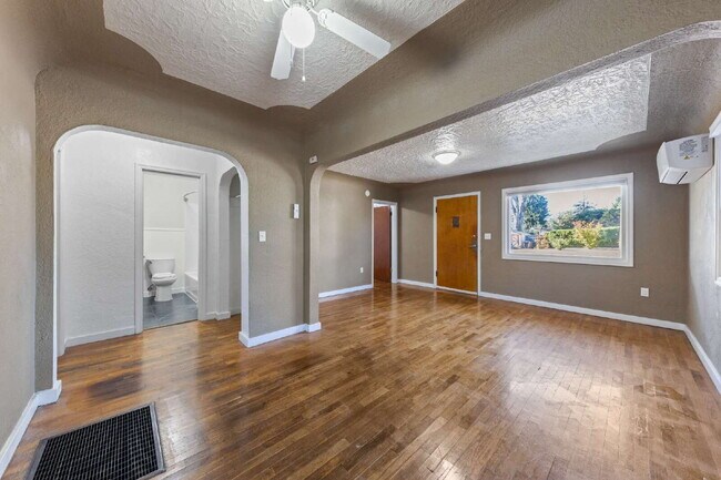 Foto del edificio - MOVE IN SPECIALCharming 2 bedroom duplex