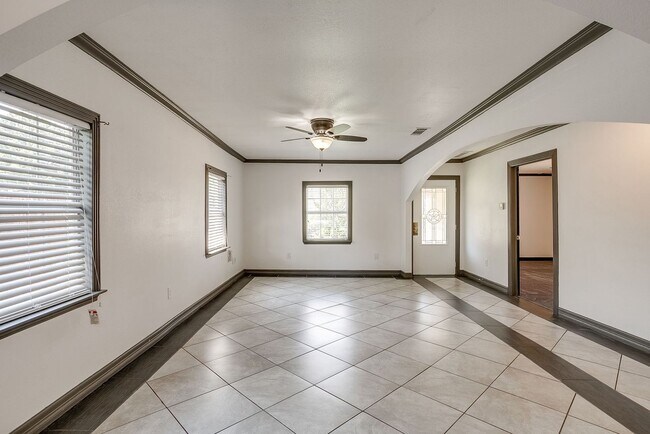 Building Photo - Spacious 2 Bed, 1 Bath Home in Riverside R...