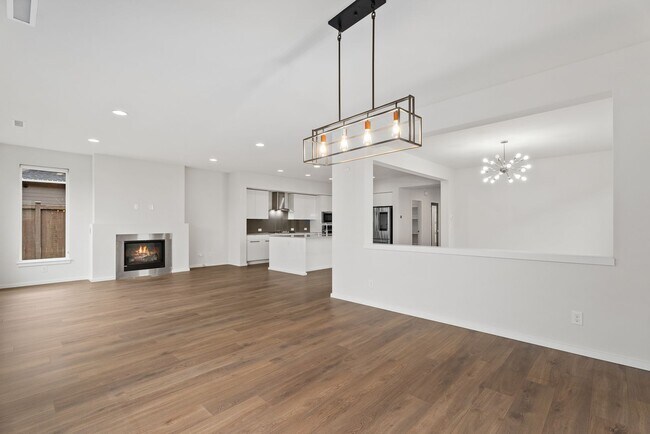 Foto del edificio - Spacious 4 bed 2.5 bath home w/ oversize 2 car garage & upgrades throughout!