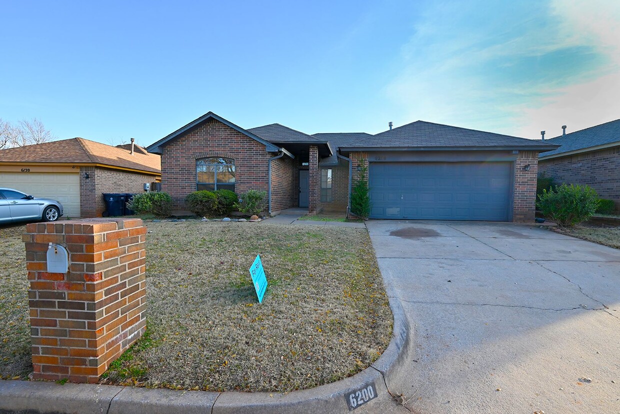 Foto principal - Northwest OKC 3 bed home