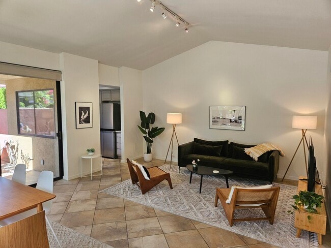 Foto del edificio - 2501 N Indian Canyon Dr