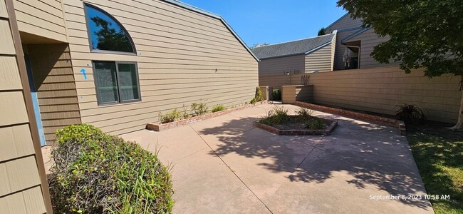 Building Photo - Oakridge Park Single Story Condo in Orcutt...
