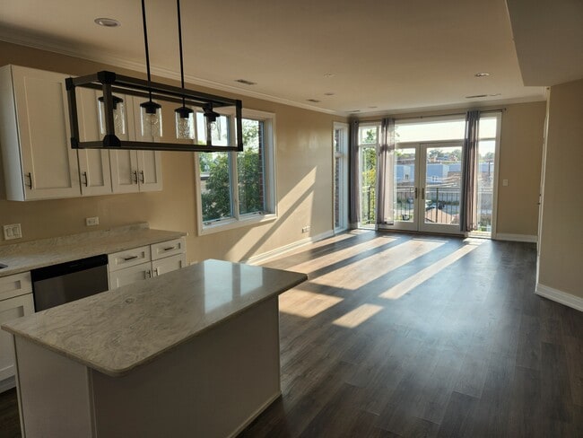 Cocina/Sala de estar - Large 2 Bedroom Apartment with Heated Garage