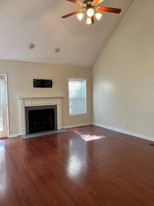 Foto del edificio - Three bedroom with bonus room and fence!