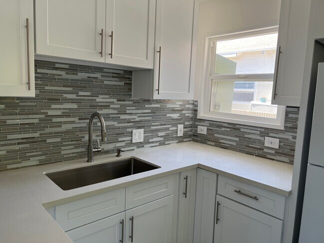 Building Photo - 5149 Overland Ave