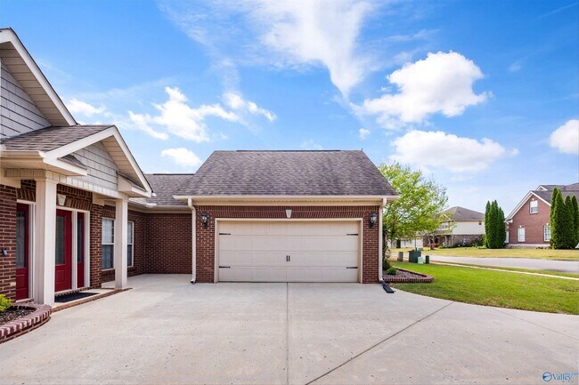 Building Photo - 11 Nandina Ln SW
