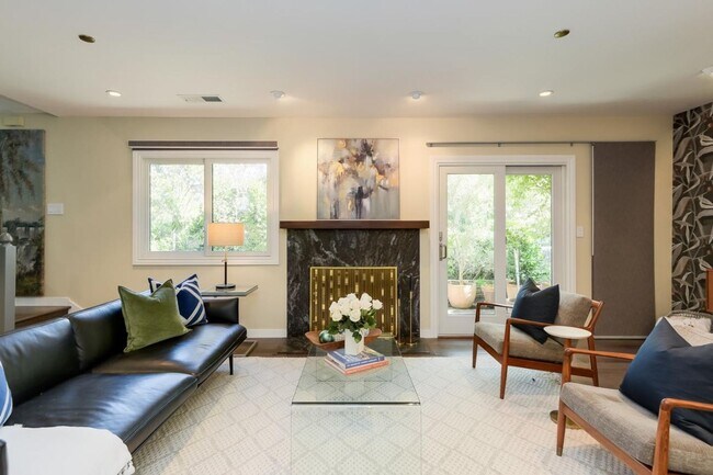 Building Photo - Meticulous 2 Bed 2.5 Bath End Unit Townhom...