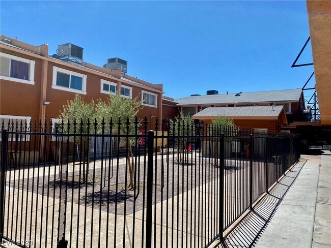 Building Photo - 500 S 13th St