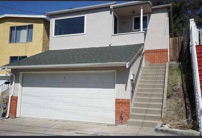 Building Photo - 2515 Oliver Ave