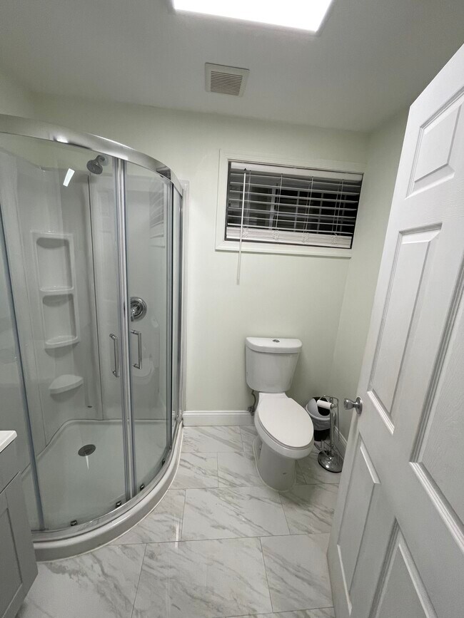 Private bathroom - 2817 Mary St