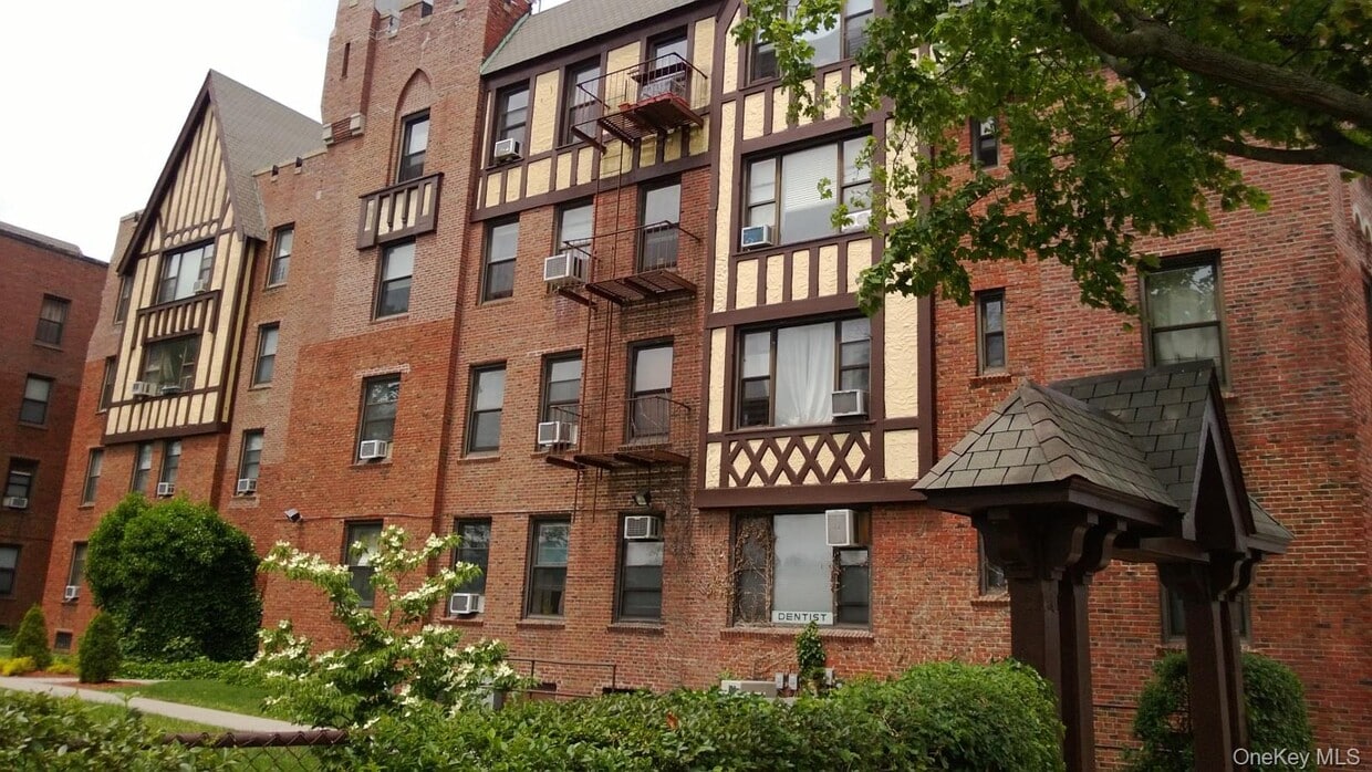 Foto del edificio - 97 Cedarhurst Ave