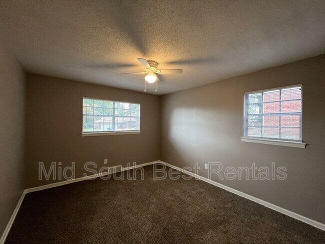 Foto del edificio - 1654 Roosevelt Ave