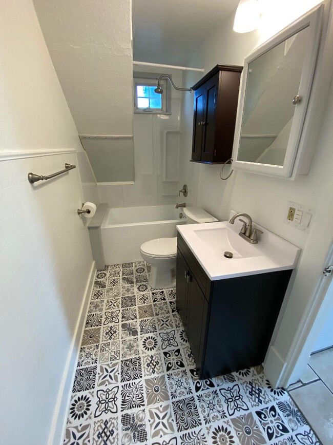 bathroom - 1038 Madison St