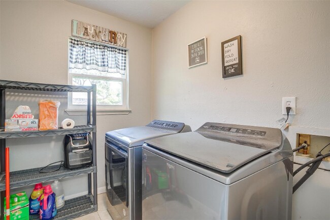 Building Photo - 3200 Woodlark Dr