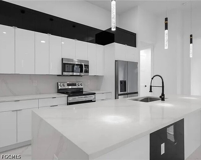 Building Photo - 223 SW 22nd Ct