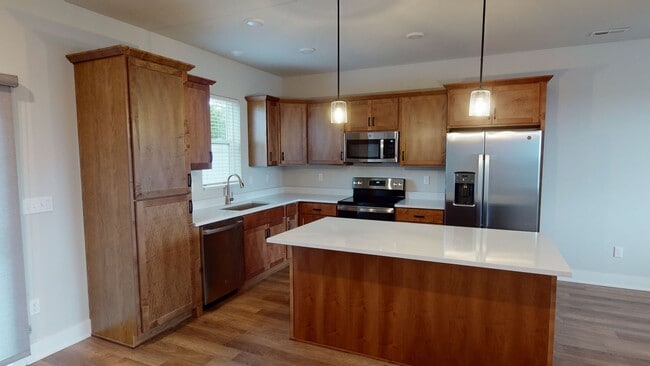 Foto del edificio - Sublease - 3 Bedroom Townhouse Available J...