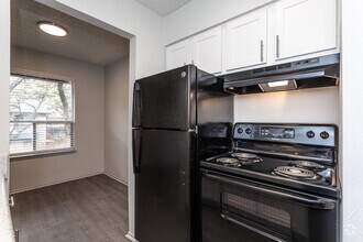 2BR, 2BA - 998SF Kitchen - Chestnut Park