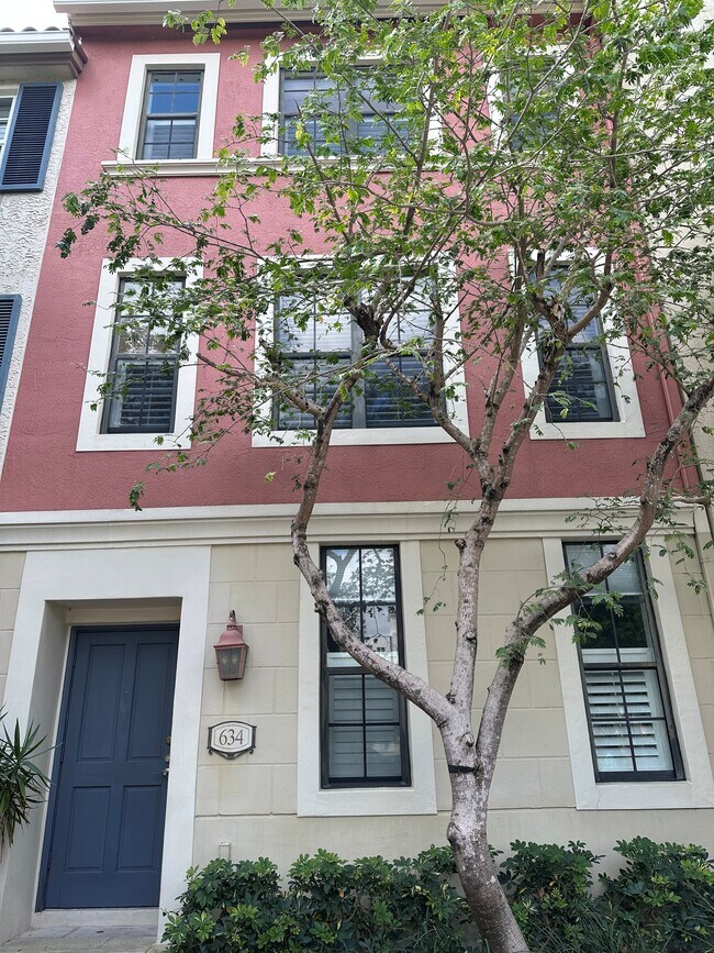 Best Location - 634 Fern St Townhome