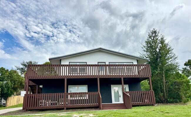 Building Photo - Beautifully Renovated 2-Bed/1-Bath Upstair...