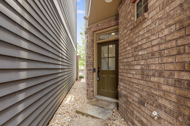 Building Photo - 1032 Moorewood Ln S E