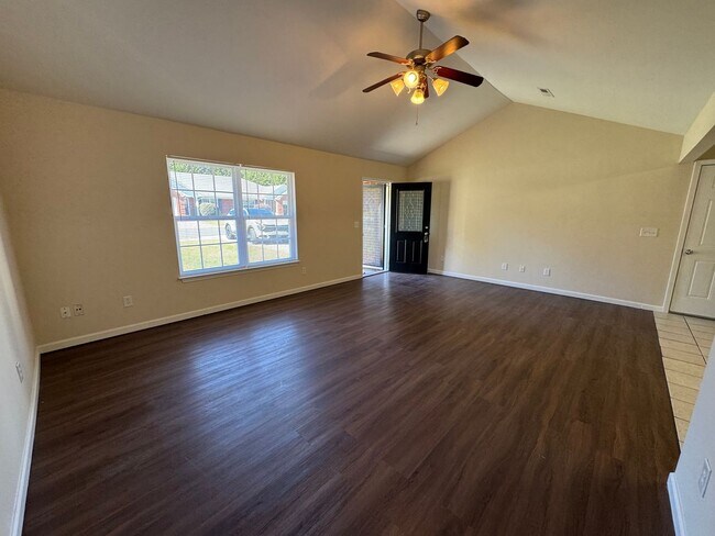 Foto del edificio - 110-112 Lyons Dr NW