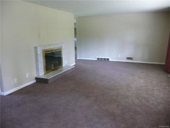 Building Photo - 4044 Country Club Dr