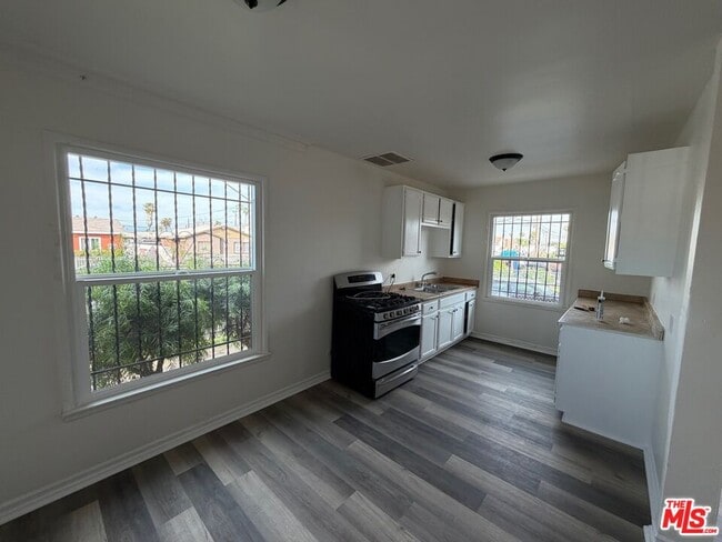 Building Photo - 1104 W 93rd St