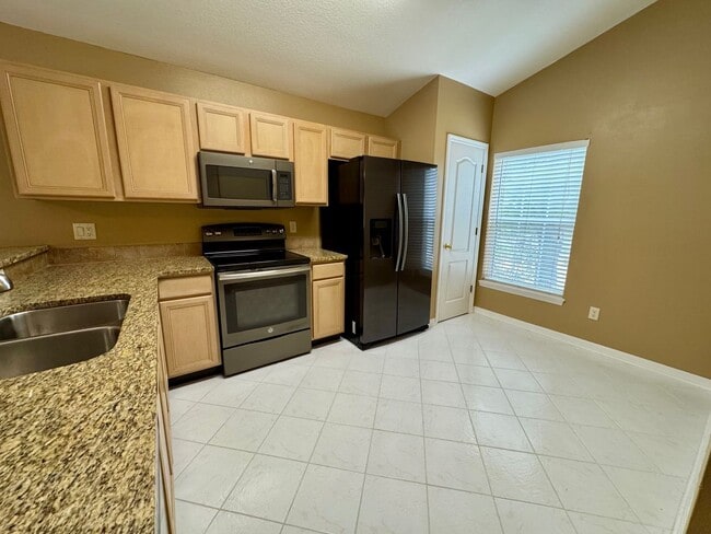 Building Photo - IMMACULATE 2 Bedroom / 2 Bathroom in Count...