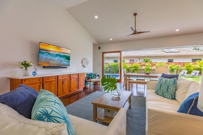 Foto del edificio - Beautiful Private Home w/Pool, Yard & AC - Walk to the Beach