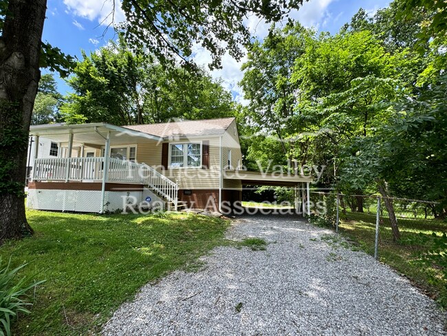 Foto del edificio - UPDATED 2 BED/1 BATH with carport right ne...