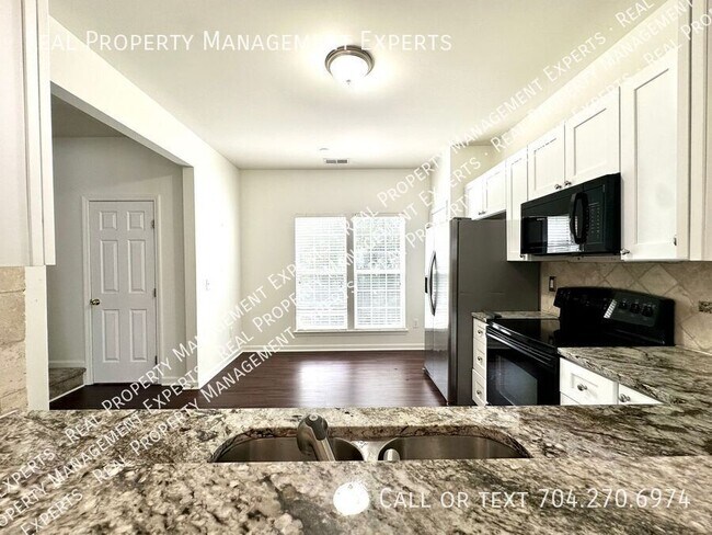 Building Photo - Charming 3BR/2.5BA Townhouse in Provinceto...