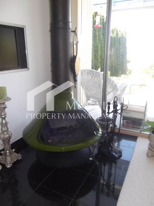 Foto del edificio - Beautiful 1 Bedroom Water View Condo