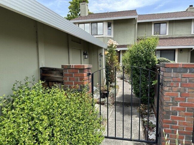 Foto del edificio - Spacious 3 Bed, 2.5 Bath West Dublin Townh...