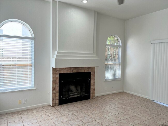 Building Photo - Newly renovated home