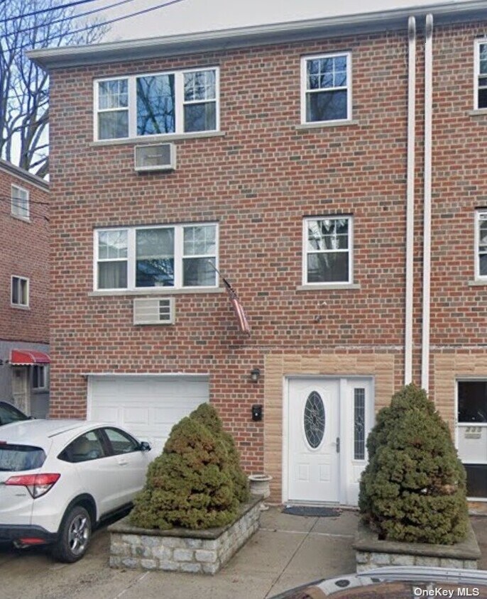 Foto principal - 233 E 237th St
