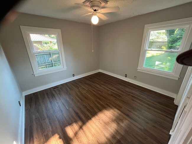 Building Photo - 1404 Bel Aire Dr