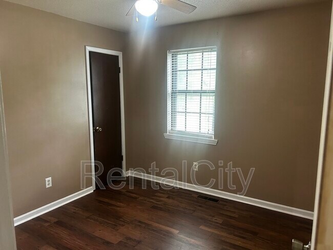 Building Photo - 619 Parkburg Rd