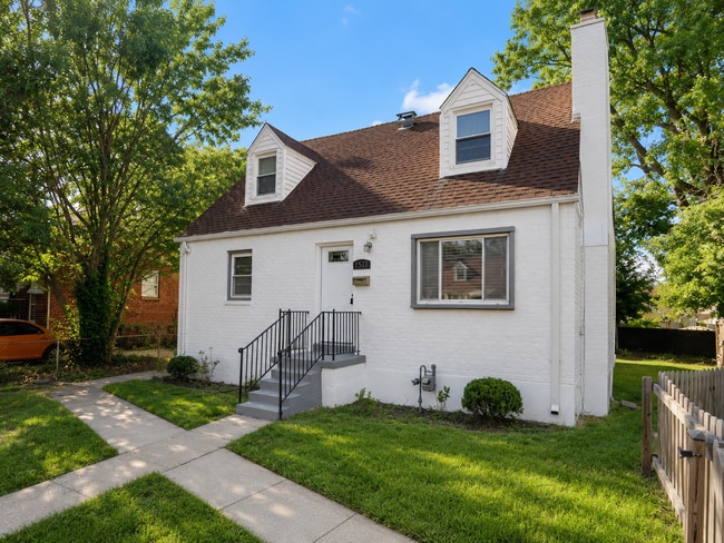 Building Photo - 1511 Crest Rd