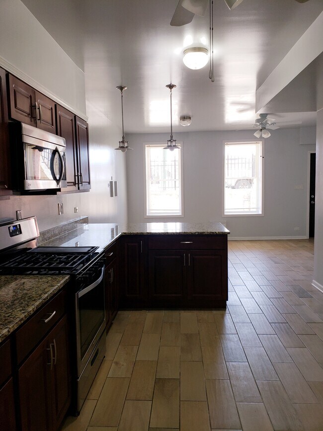Large Kitchen with Breakfast Counter - 1611 S Wood St