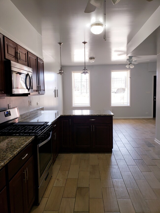 Large Kitchen with Breakfast Counter - 1611 S Wood St