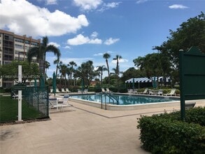 Building Photo - 1100 St Charles Pl