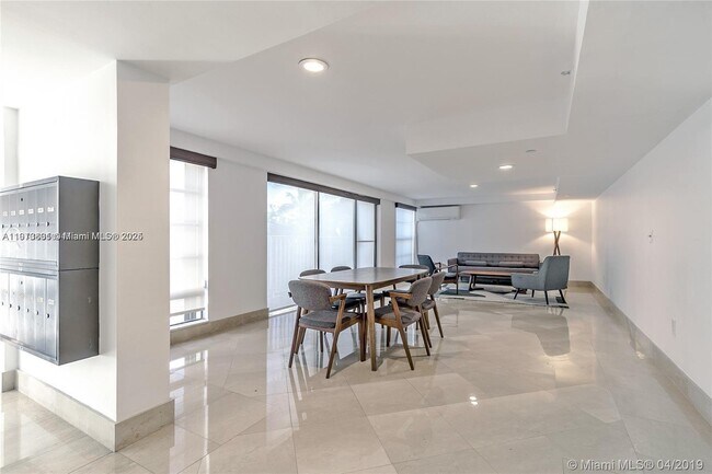 Foto del edificio - 575 Crandon Blvd