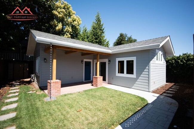 Building Photo - 437 Menker Ave